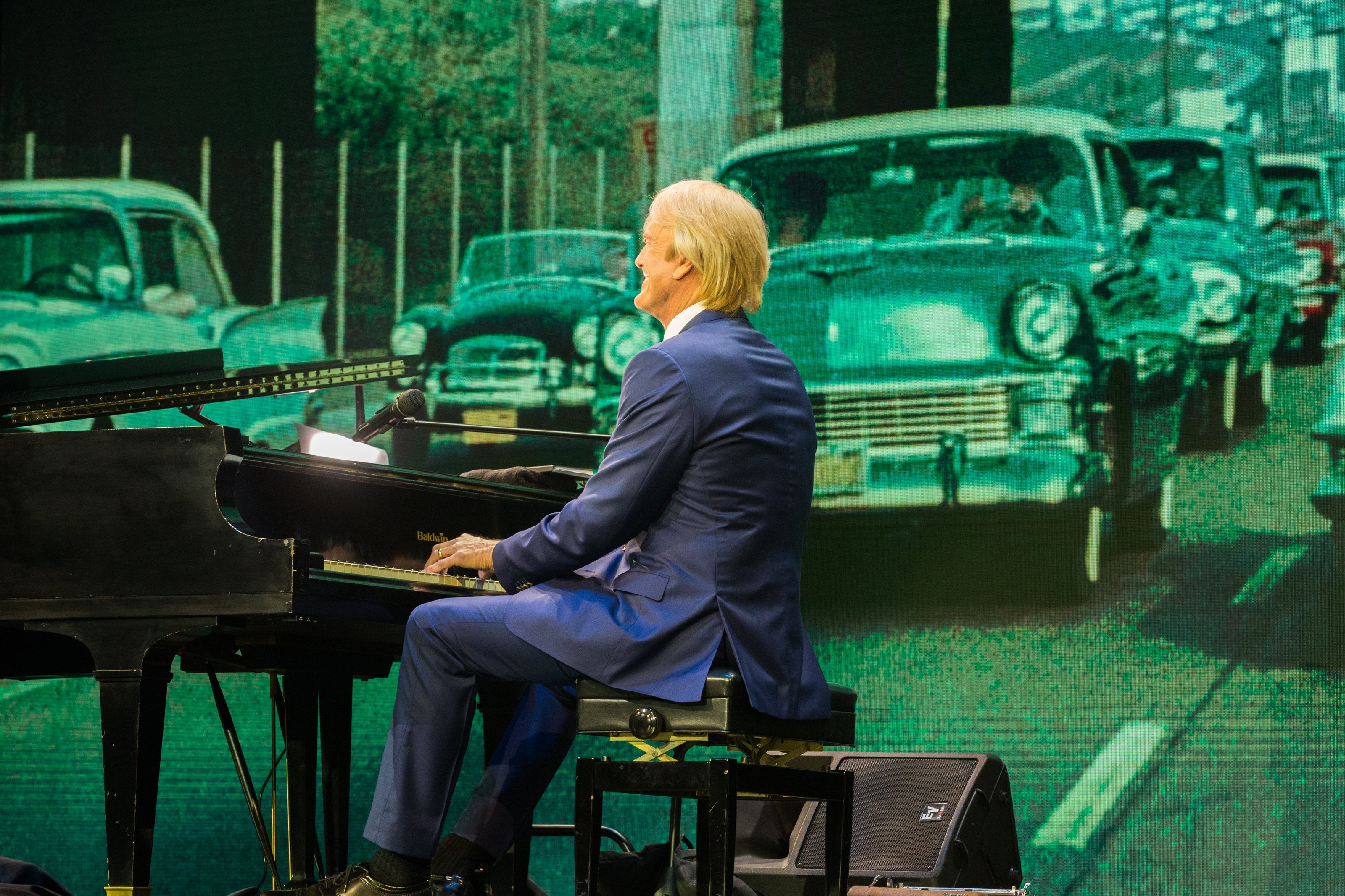 John Tesh Show at Charis Auditorium Attracts Capacity Crowd John Tesh Show at Charis Auditorium Attracts Capacity Crowd